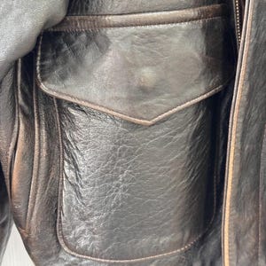 Chaqueta de aviador vintage AVIREX A-2 de cuero, fabricada en EE. UU., color marrón desgastado, talla M para hombre. imagen 6