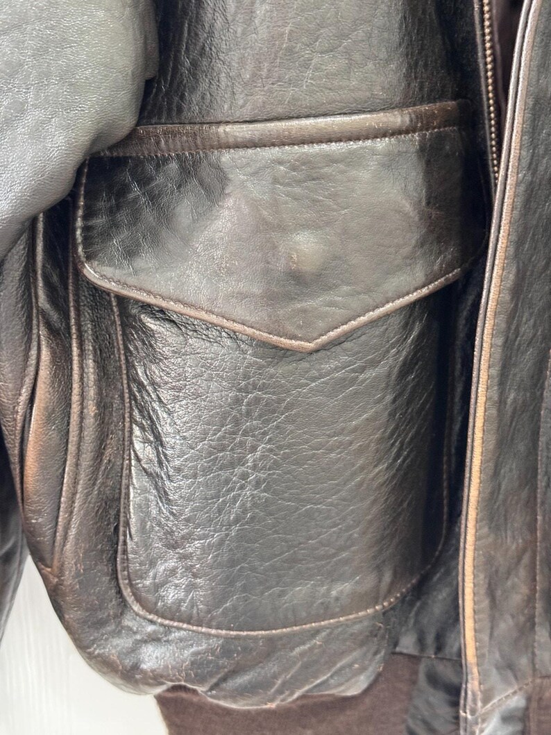 Chaqueta de aviador vintage AVIREX A-2 de cuero, fabricada en EE. UU., color marrón desgastado, talla M para hombre. imagen 6