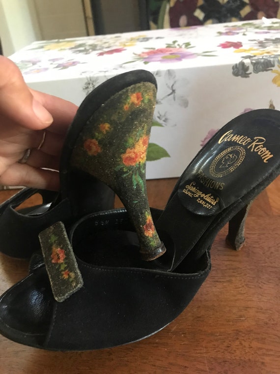 Vintage cameo room rose heels black suede springol