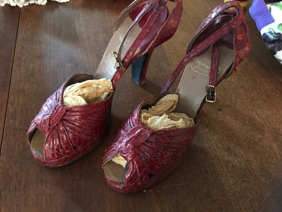 1940s red lizard John Wanamaker platform heels 7 … - image 1