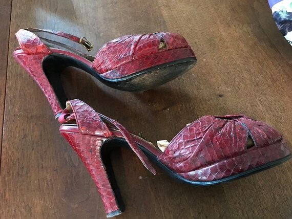 1940s red lizard John Wanamaker platform heels 7 … - image 5