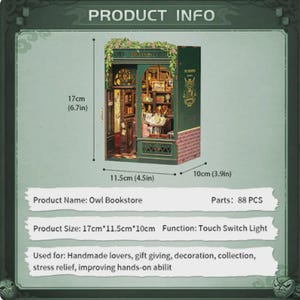 K&ouml;nnte beinhalten: Ein Miniaturmodell der Owl Bookstore, 17 cm hoch, 11,5 cm breit und 10 cm tief. Das Modell hat eine detaillierte Fassade mit gr&uuml;nem &Auml;u&szlig;eren, Ziegelakzenten und dem Text "Owl Bookstore". Enth&auml;lt 88 Teile.