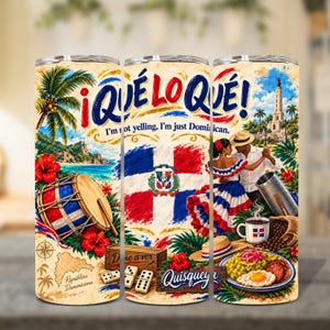Peut inclure: Un gobelet cylindrique présentant un collage d'images de la République dominicaine, incluant le texte ¡QUÉ LO QUÉ! I'm not yelling, I'm just Dominican, un drapeau national, un tambour, une plage tropicale, un monument, un couple dansant, une güira et de la nourriture.