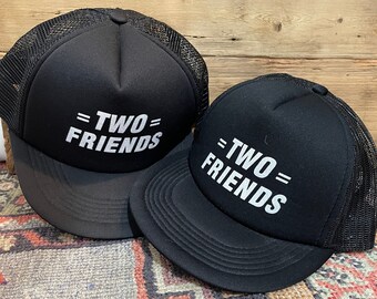 Zwei Freunde Trucker Mütze Hüte Best Buds Geschenk 2er Set 80er Jahre Vintage schwarz weiß