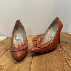 1970s Vintage Butterfly Bow Pumps Italian Leather Brown Caramel 7.5 image 1
