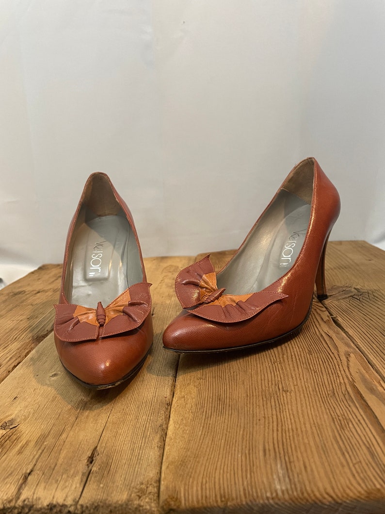 1970s Vintage Butterfly Bow Pumps Italian Leather Brown Caramel 7.5 image 1