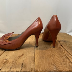 1970s Vintage Butterfly Bow Pumps Italian Leather Brown Caramel 7.5 image 4