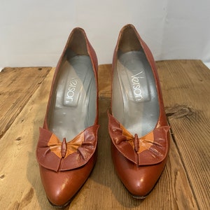 1970s Vintage Butterfly Bow Pumps Italian Leather Brown Caramel 7.5 image 2