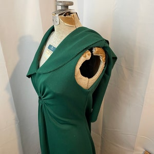 Maxi robe bohème vintage des années 1970 vert émeraude avec cape et trou de serrure S M image 4