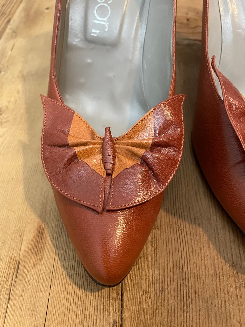 1970s Vintage Butterfly Bow Pumps Italian Leather Brown Caramel 7.5 image 3