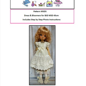 Peut inclure: Une poupée portant une robe en dentelle blanche et un bloomers assorti. La poupée a des cheveux blonds bouclés et des yeux bleus. La poupée mesure 45 cm de haut et est une poupée BJD MSD. L'image comprend le texte "Pattern MSD5 Dress & Bloomers for BJD MSD 45cm Includes Step by Step Photo Instructions".
