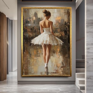 Op de afbeelding: Olieverfschilderij van een ballerina in een witte tutu, van achteren gezien. Het kunstwerk heeft een gouden lijst en een gestructureerde, abstracte achtergrond in bruin- en goudtinten. De ballerina draagt ​​spitschoenen.