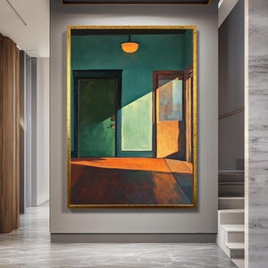 Op de afbeelding: Een olieverfschilderij van een binnenhal met een turquoise muur, een gesloten groene deur en een open bruin-beige deur. De vloer is warm oranjebruin en een zonnestraal verlicht de ruimte. Het schilderij is goudomrand.