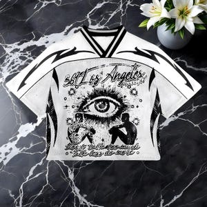 Box Fit Mesh Jerseys – Retro Streetwear Grafiktop | Limited Edition Game Day Shirt | 10 verschiedene Stile