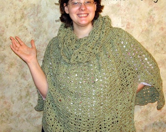 Op de afbeelding: Een groene gehaakte poncho met een rolkraag. Het patroon is te koop, maar de poncho zelf is niet inbegrepen. "Pattern Only" staat in de rechterbovenhoek van de afbeelding.