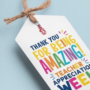 Peut inclure: Une &eacute;tiquette cadeau blanche avec une ficelle en ficelle marron. L'&eacute;tiquette porte le texte color&eacute; "THANK YOU FOR BEING AMAZING! TEACHER APPRECIATION WEEK". Le fond est bleu clair.