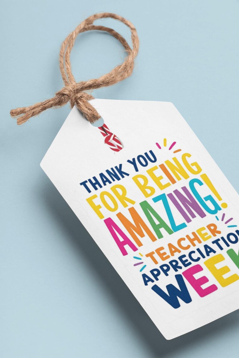 Peut inclure: Une &eacute;tiquette cadeau blanche avec une ficelle en ficelle marron. L'&eacute;tiquette porte le texte color&eacute; "THANK YOU FOR BEING AMAZING! TEACHER APPRECIATION WEEK". Le fond est bleu clair.
