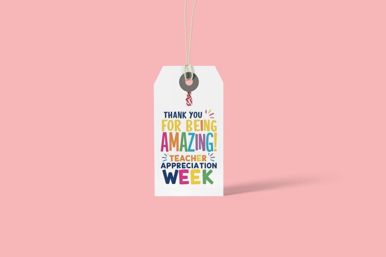 Peut inclure: Une &eacute;tiquette cadeau blanche avec le texte "THANK YOU FOR BEING AMAZING! TEACHER APPRECIATION WEEK" en lettrage color&eacute;. L'&eacute;tiquette est suspendue par une ficelle sur un fond rose.
