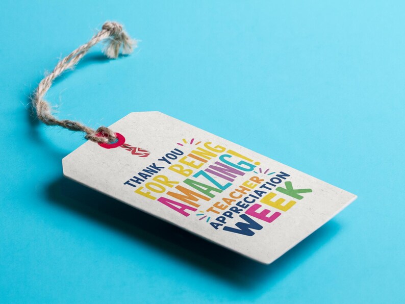 Peut inclure: Une &eacute;tiquette cadeau rectangulaire blanche avec le texte "THANK YOU FOR BEING AMAZING! TEACHER APPRECIATION WEEK" en plusieurs couleurs. L'&eacute;tiquette est attach&eacute;e &agrave; une ficelle de ficelle naturelle et pos&eacute;e sur un fond bleu vif.