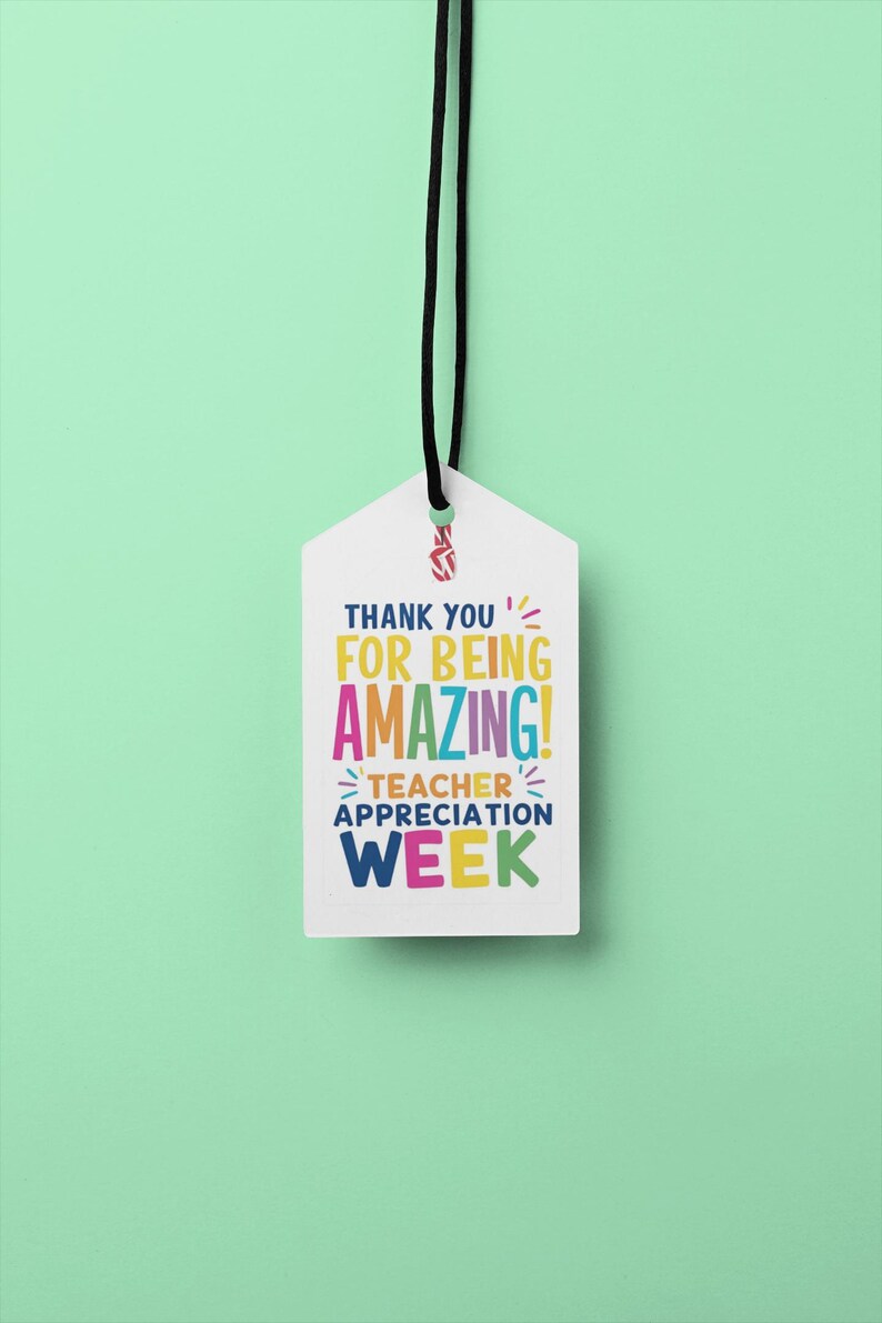 Peut inclure: &Eacute;tiquette cadeau blanche avec le texte "THANK YOU FOR BEING AMAZING! TEACHER APPRECIATION WEEK" en lettres color&eacute;es. L'&eacute;tiquette est suspendue par une ficelle noire sur un fond vert clair.