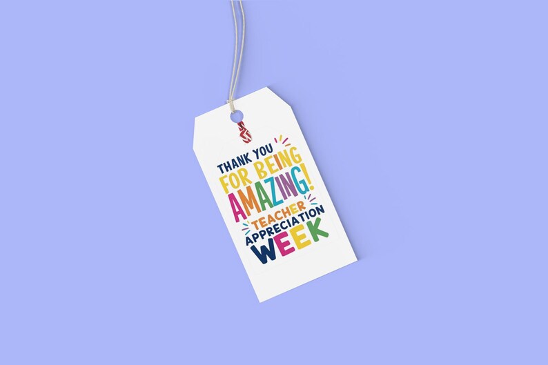 Peut inclure: Une &eacute;tiquette cadeau blanche avec le texte "THANK YOU FOR BEING AMAZING! TEACHER APPRECIATION WEEK" en plusieurs couleurs. L'&eacute;tiquette est suspendue par une ficelle blanche sur un fond violet clair.