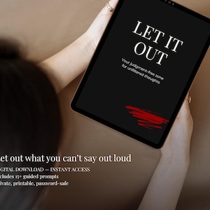 Puede incluir: Una descarga digital para un diario titulado "Let It Out" con un fondo negro y una pincelada roja. El texto dice "Tu zona libre de juicios para pensamientos sin filtrar." La descripción debajo de la imagen dice "Deja salir lo que no puedes decir en voz alta. Descarga digital - Acceso instantáneo. Incluye más de 15 indicaciones guiadas. Privado, imprimible, protegido con contraseña."