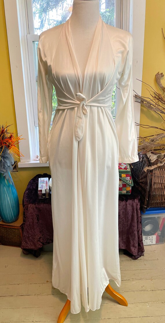 1970s pretty vintage white Gem