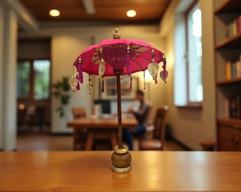 Sombrilla bohemia balinesa hecha a mano con estructura de madera de teca y tela de lino. 70 cm. Decorativa para interior y exterior.