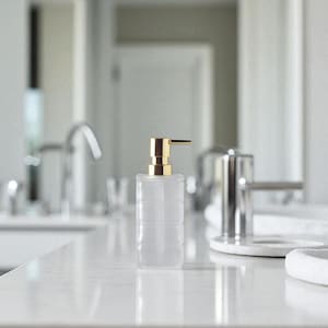 Handmade White Glass Soap Dispenser – 19 cm – Modern Bathroom Decor – Durable & Stylish Pump Bottle
