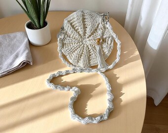 Bolso de paja estilo macarrón hecho a mano – Bandolera redonda estilo bohemio con borlas y cuentas / 25 cm de diámetro, correa de 110 cm / Color blanco