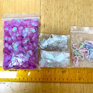 Magenta iriserende schelp, veel fuchsia confetti pailletten zeepaardje zilveren ambacht, verstrooide zeemeermin nautische zee partij hars sieraden goedkoop