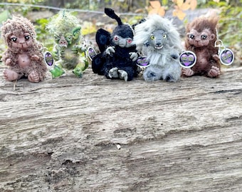 Llaveros Cryptid coleccionables de Beastie Boos en caja sorpresa