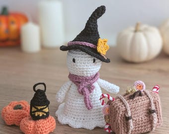 Patrón de ganchillo en PDF de Little Boo: fantasma amigurumi con linterna y maleta dulce, decoración otoñal.