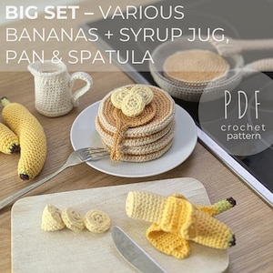 Könnte beinhalten: Ein Häkelset mit einem Stapel Pfannkuchen mit Sirup, Bananen, einem Sirupkrug, einer Pfanne und einem Spatel. Die Bananen sind gelb mit braunen Spitzen. Der Text "BIG SET - VARIOUS BANANAS + SYRUP JUG, PAN & SPATULA" steht oben.