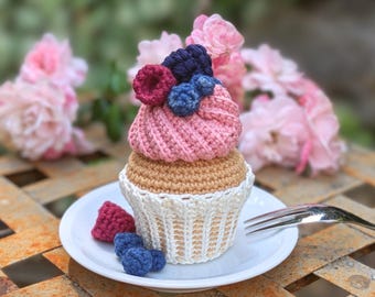 Haakpatroon voor een cupcake (PDF), amigurumi dessert met wilde bessen voor decoratie en speelkeuken.