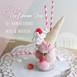 Puede incluir: Un sundae de helado de ganchillo en un tarro de cristal, con bolas de helado rosas y beiges, un cono de ganchillo, nata montada y fresas. La imagen incluye el texto "Big Ice Cream Shop" y "PDF crochet pattern".