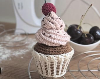 Haakpatroon voor een cupcake (PDF), een amigurumi dessert met chocolade en kersen voor decoratie en speelkeuken.