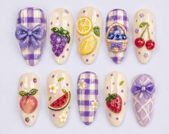 Frucht-Picknick-Press-On-Nägel Kurze Mandel, Lila Gingham-Bogennägel, Erdbeer-Kirsch-Zitrone 3D Sommer Nagel-Set