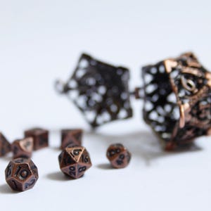 Brelok z miedzianymi kostkami do gry i zestawem mini kostek – akcesorium do gier RPG D&D