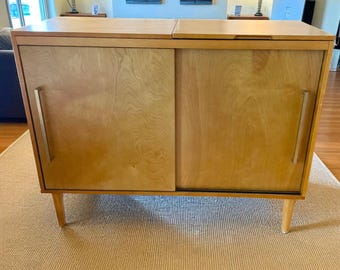 Wooden Media Console and Record Player Stand with Storage for Vinyl Records