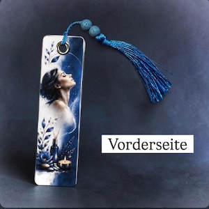 Könnte beinhalten: Ein rechteckiges Lesezeichen mit einer blau-weißen Illustration einer nach oben blickenden Person, einer kleinen Flasche und einer brennenden Kerze. Eine blaue Quaste mit zwei kleinen strukturierten Perlen ist an einer Metallöse befestigt. Der Text lautet Vorderseite.