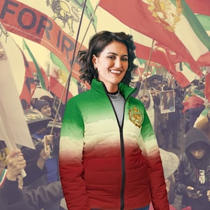 Puede incluir: Una mujer con una chaqueta verde, blanca y roja con un emblema dorado. Los colores de la chaqueta reflejan la bandera iraní. El fondo muestra una multitud de personas sosteniendo banderas y pancartas con el texto "FOR IRAN".