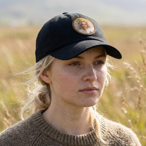 Iryna Zarutska En Memoria de Iryna Zarutska Gorra de béisbol/gorra estilo "papá" con parche de cuero (redonda) Diseño artístico original firmado por la artista