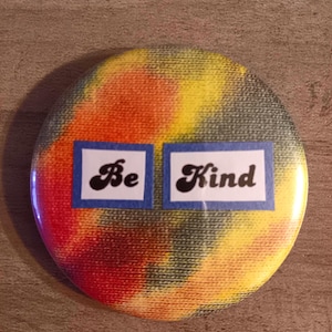 Be Kind Handgemachter Pin Button (Tie Dye)