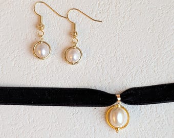 Svart sammet Planet Pearl Choker – Gotiskt bandhalsband, sötvattenspärla, gulddetalj, handgjorda vintageinspirerade Halloween Kpop-smycken