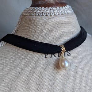Black Velvet Pearl Choker – Gothic Ribbon Necklace with Freshwater Pearl, Gold Leaf Detail, Handmade Vintage-Inspired Halloween Kpop Jewelry
