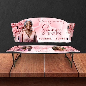 Puede incluir: Banco conmemorativo con dise&ntilde;o floral rosa y foto de una mujer. El banco tiene las palabras "In loving memory" y los nombres "Suan Karen" con "Sunrise Sunset" debajo. El banco est&aacute; sobre una superficie de madera.