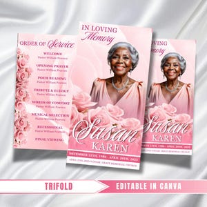 Könnte beinhalten: Ein rosa dreifach gefaltetes Gedenkprogramm mit dem Text "In Loving Memory" und "Susan Karen". Das Programm enthält ein Foto einer lächelnden Frau und Details des Gottesdienstes. Der Text "Editable in Canva" ist ebenfalls sichtbar.