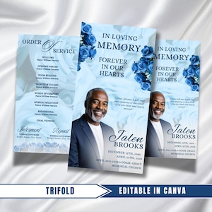 Könnte beinhalten: Ein hellblaues, dreifach gefaltetes Gedenkprogramm mit einem Foto eines lächelnden Mannes. Das Design umfasst blaue Rosen und den Text "In Loving Memory" und "Forever in Our Hearts."