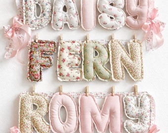 Ghirlanda con nome personalizzato Heirloom, decorazioni vintage per la cameretta dei bambini Grandmillennial, striscione con nome floreale per neonati, lettere in tessuto trapuntato